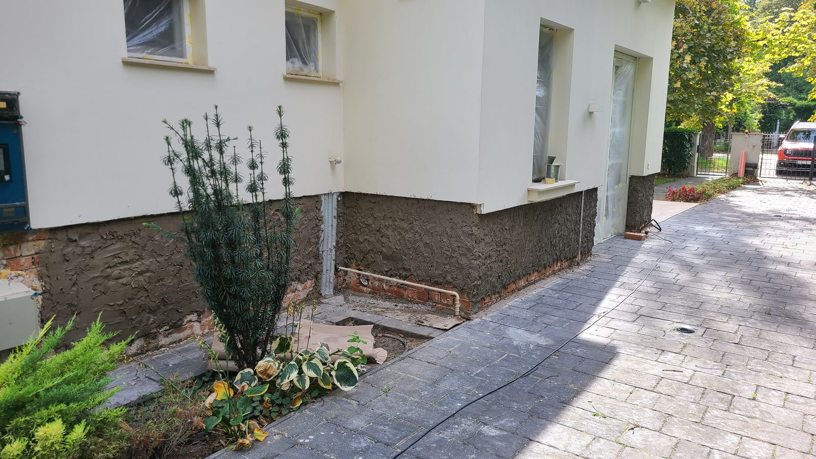Leváló vakolat és kapilláris nedvesség — villa felújítás előtti állapot Balaton