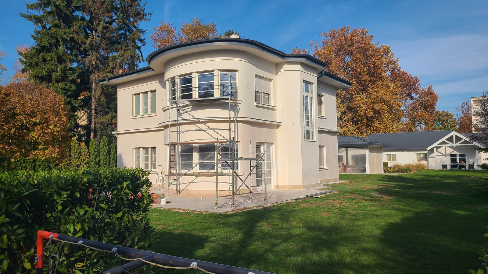 Villa belső fal Kerakoll vakolat és festés után — Balaton felújítás