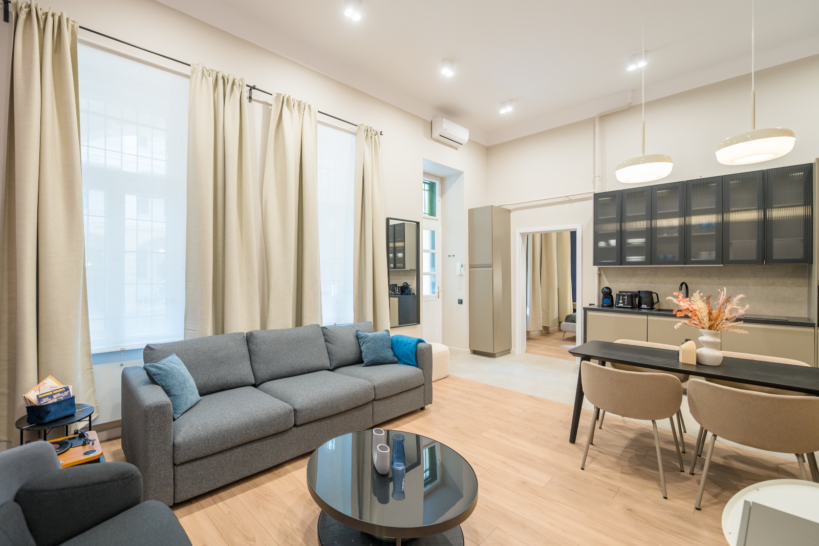 Nappali nagyablakokkal — Bezeredj utca prémium Airbnb Budapest