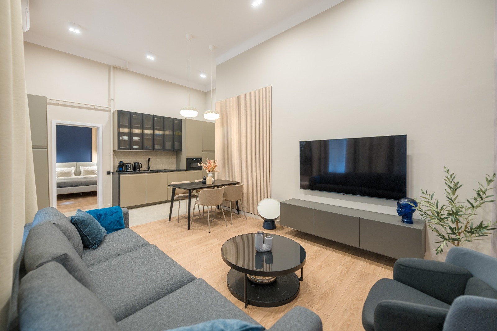 Nappali TV-szekrénnyel és laminált padlóval — Budapest VIII. Airbnb