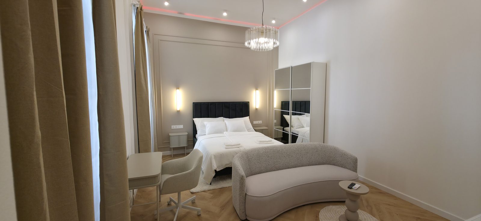 Hálószoba kristálycsillárral és LED szalaggal — Liszt Ferenc tér 9. Airbnb felújítás Budapest VI.