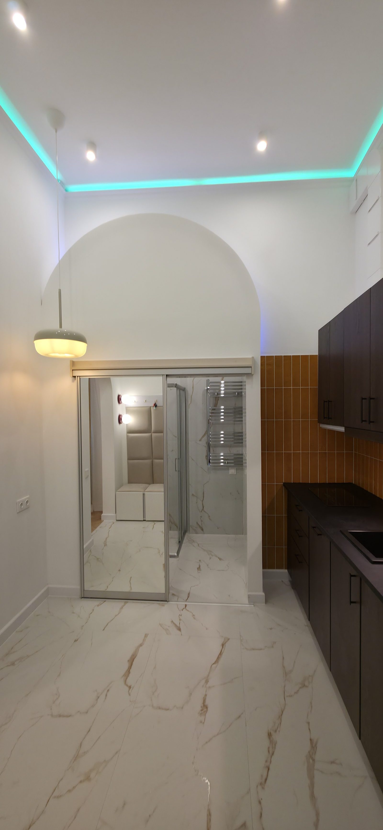 Előszoba LED szalaggal és márvány padlóburkolattal — Liszt Ferenc tér 9. Airbnb lakás Budapest