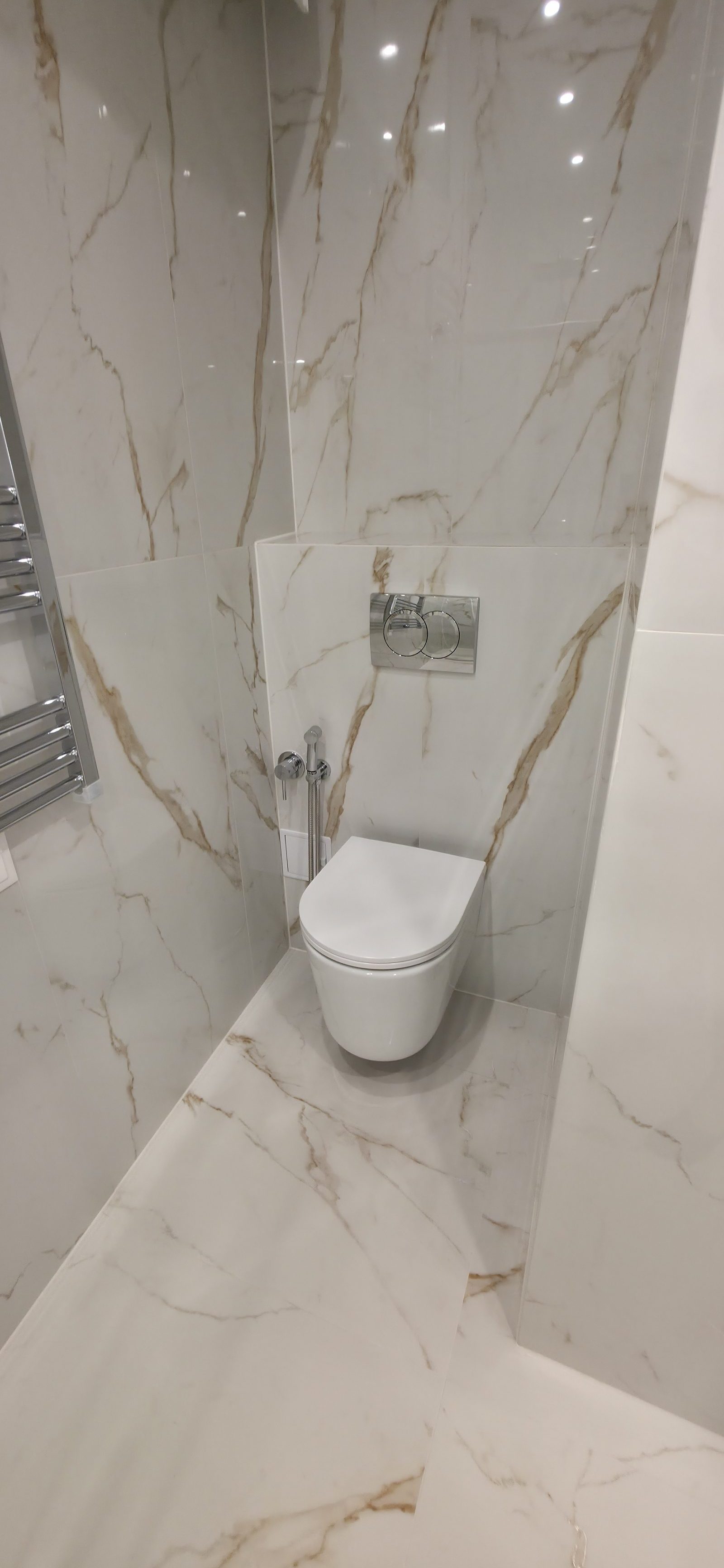 Fürdőszoba fali WC-vel és Calacatta márvány falburkolattal — Liszt Ferenc tér 9. Budapest VI.