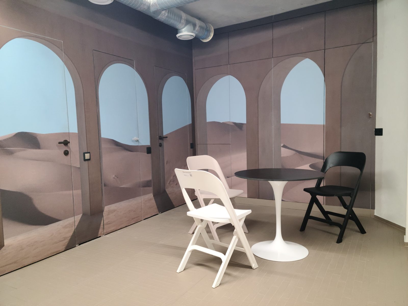 Kereskedelmi showroom prémium burkolat és világítás — Constructive Solution Budapest