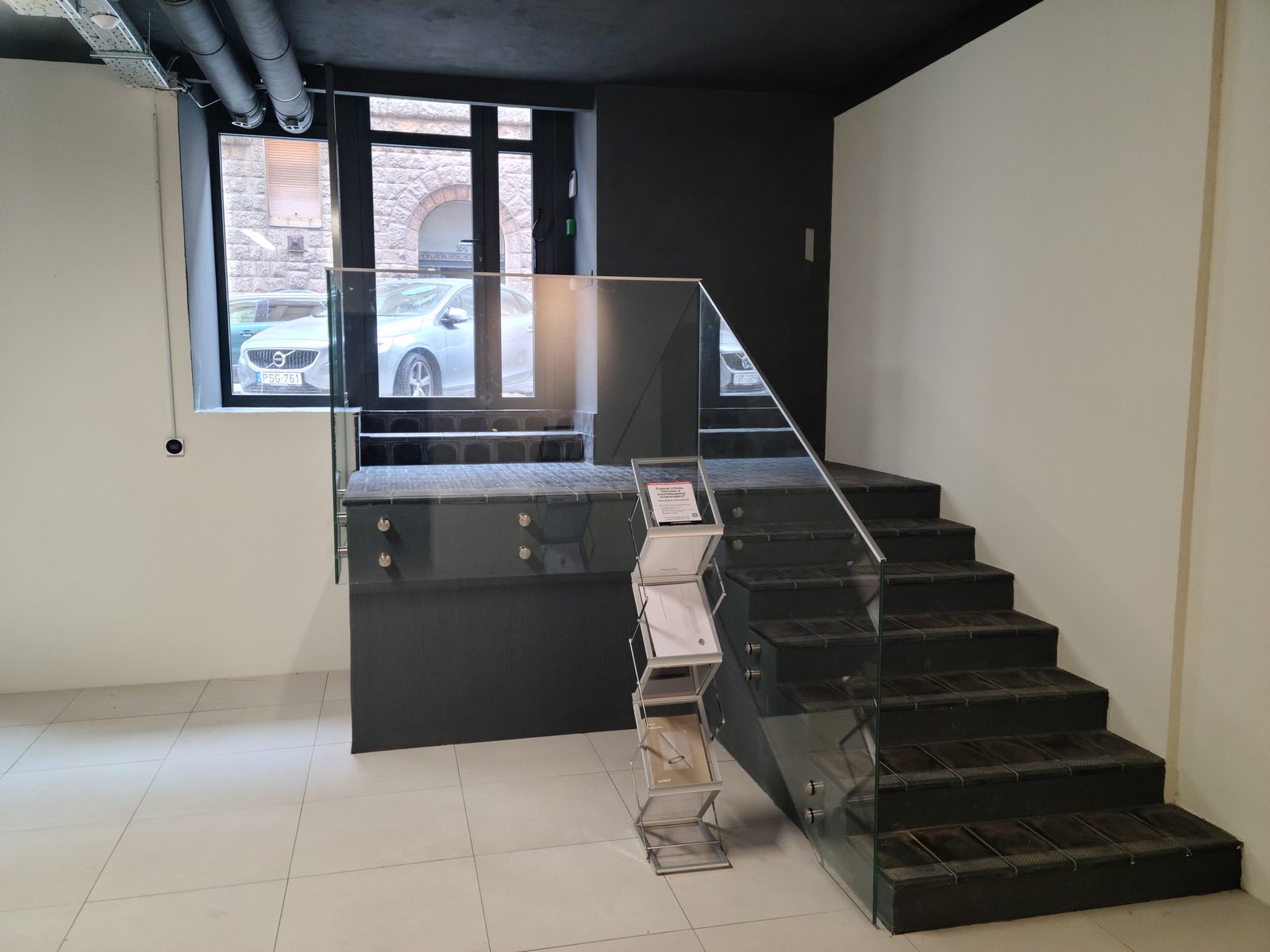 Showroom padló és falburkolat Kerakoll anyagokkal — Budapest XIII. felújítás