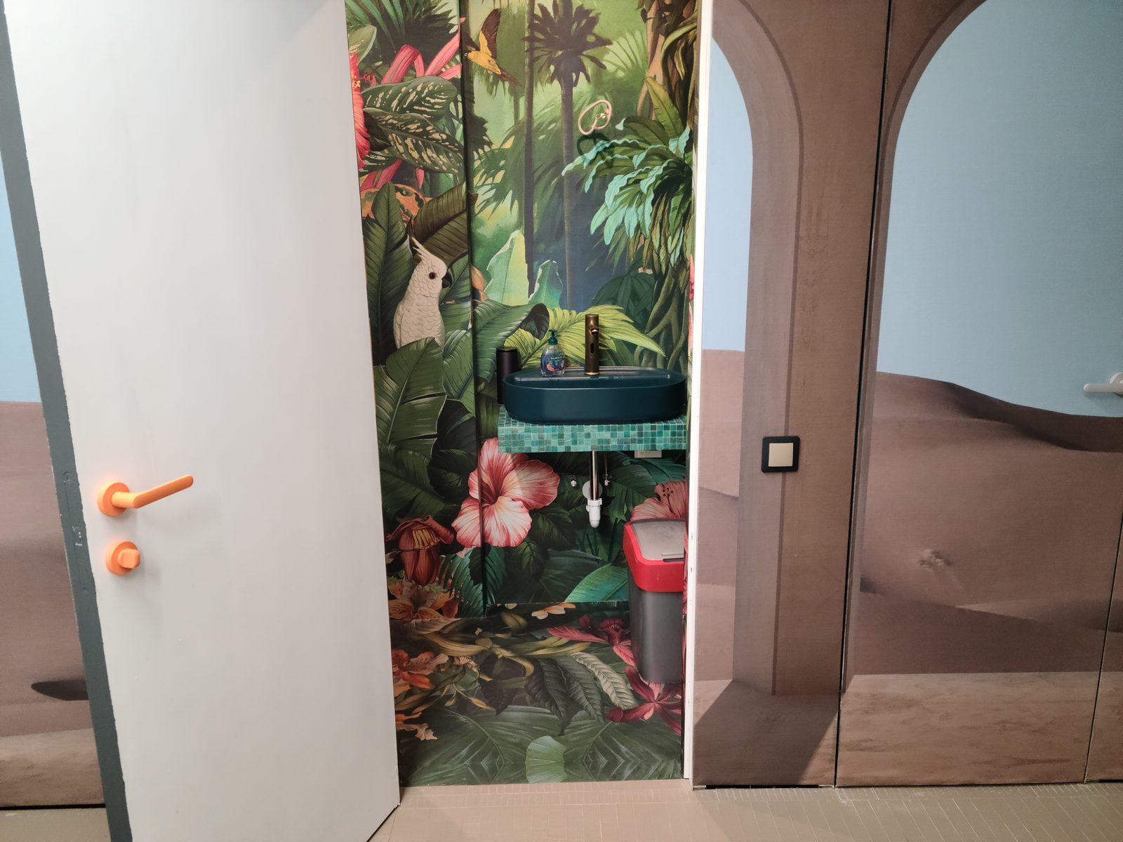 Kész showroom enteriőr — teljes kereskedelmi átalakítás Budapest XIII.